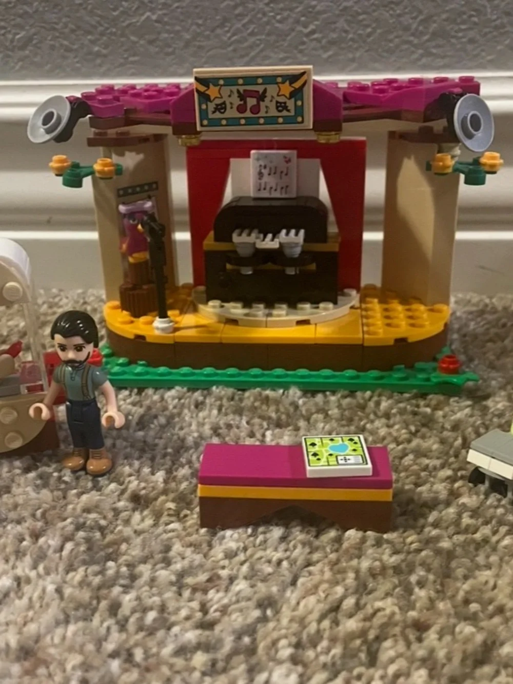 LEGO Friends set #41334 Andrea's Park Performance - Picture 2 of 7
